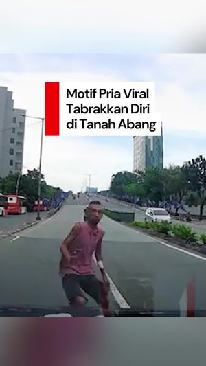 Video Pria di Tanah Abang Tabrakkan Diri ke Mobil, Polisi: Coba Bunuh Diri