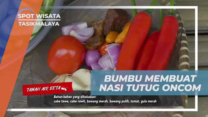 Menyiapkan Bumbu Membuat Nasi Tutug Oncom di Desa Taraju, Tasikmalaya  