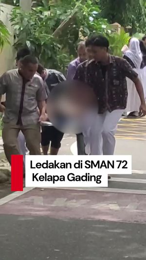 Video: Ledakan di SMAN 72 Jakut, Sejumlah Orang Dilarikan ke RS