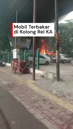 Video: 3 Mobil Terbakar di Kolong Rel KA Sawah Besar Jakpus