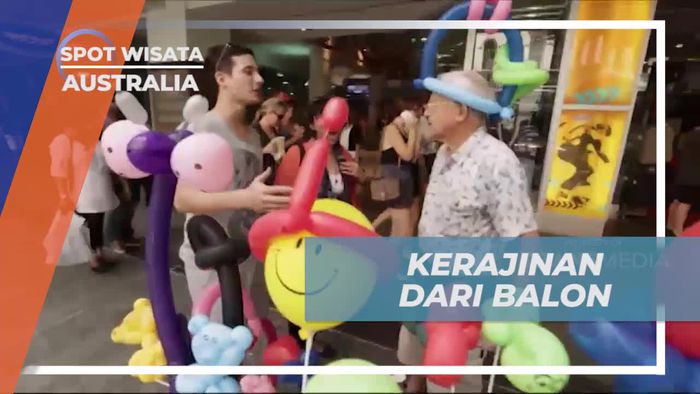 Membuat dan Memakai Topi Balon yang Lucu di Brisbane Square, Australia  