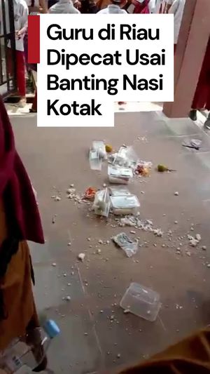 Video: Viral Guru di Riau Banting Nasi Kotak Depan Siswa, Berujung Dipecat 