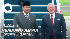 Video: Pelukan Hangat Prabowo Sambut Raja Yordania Abdullah II di Lanud Halim