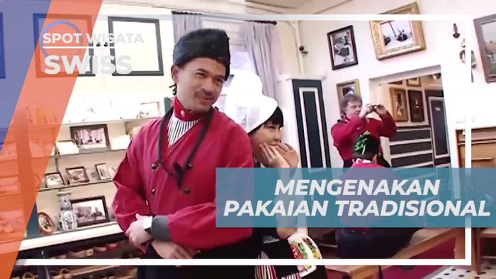Berfoto dengan Pakaian Tradisional di Kawasan Volendam, Belanda  