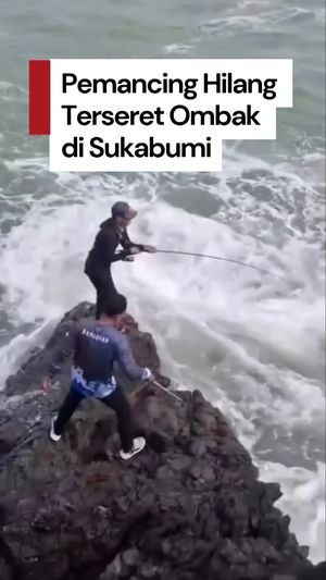 Video: Detik-detik 2 Pemancing Hilang Terseret Ombak di Sukabumi