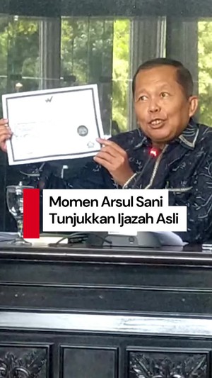 Video: Bantah Tudingan Ijazah Palsu, Arsul Sani Pamerkan Ijazah-Foto Wisuda