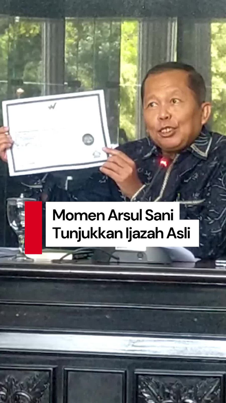 Video: Bantah Tudingan Ijazah Palsu, Arsul Sani Pamerkan Ijazah-Foto Wisuda