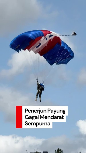 Video: Momen Penerjun Payung di HUT ke-80 Korps Marinir Gagal Mendarat Sempurna