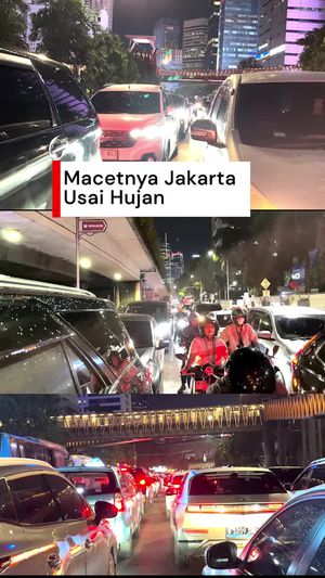 Video: Lalin Jalan Sudirman-Gatsu Macet Usai Hujan Deras