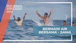 Menghabiskan Waktu Bermain Air Bersama Warga di Pantai Pulau Penyusuk Kepulauan Riau  