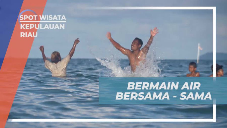 Menghabiskan Waktu Bermain Air Bersama Warga di Pantai Pulau Penyusuk Kepulauan Riau  