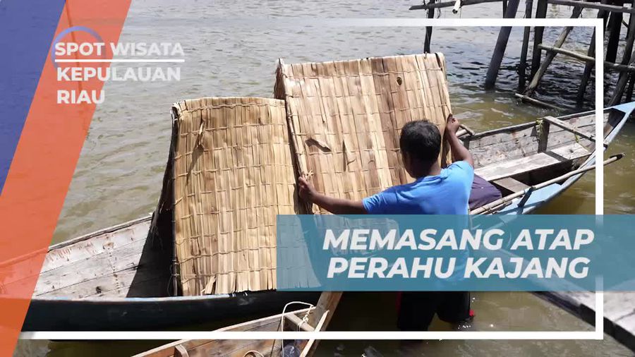 Memasang Atap Perahu Kajang Sebagai Wujud Keterampilan Tradisional di Kepulauan Riau  