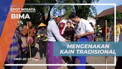 Mengenakan Kain Tradisional di Desa Monggo, Bima  