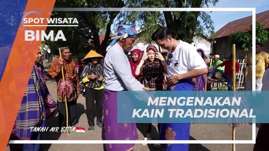 Mengenakan Kain Tradisional di Desa Monggo, Bima  