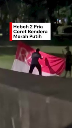 Video: Aksi 2 Pria Turunkan-Coret Bendera Merah Putih di Kantor Bupati Jembrana
