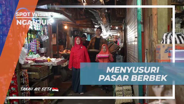 Menyusuri Pasar Berbek di Nganjuk untuk Menjual Kue Apem Buatan Sendiri