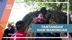 Menantang Selebriti untuk Duduk di Kepala Barongan di Desa Gelang Lo, Ponorogo  