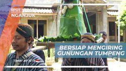 Mengiring Gunungan Tumpeng di Kota Nganjuk  