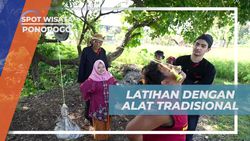 Berlatih Menggunakan Alat Tradisional untuk Mengangkat Barongan di Desa Gelang Lo, Ponorogo 