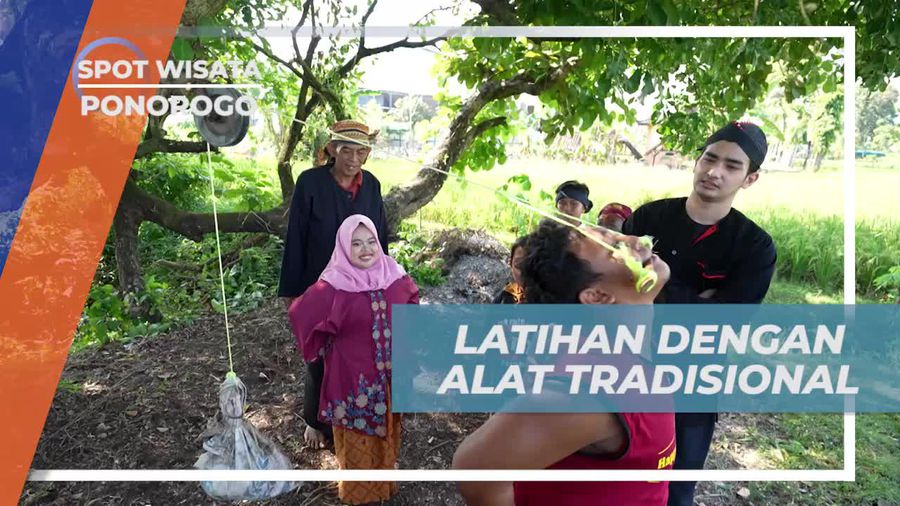 Berlatih Menggunakan Alat Tradisional untuk Mengangkat Barongan di Desa Gelang Lo, Ponorogo 