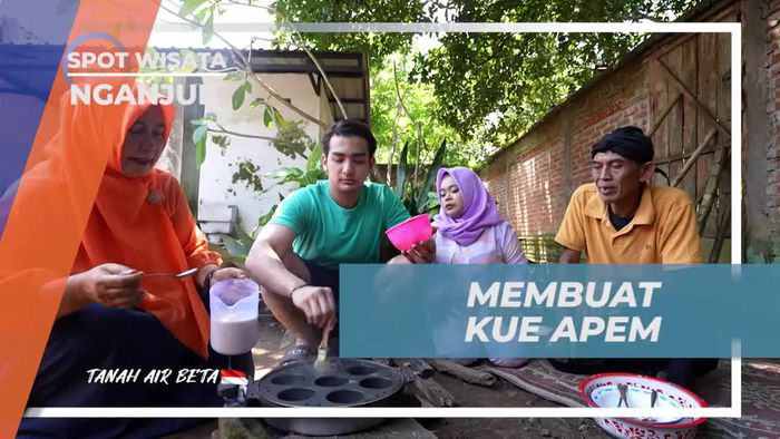 Belajar Membuat Kue Apem Bersama Warga di Nganjuk