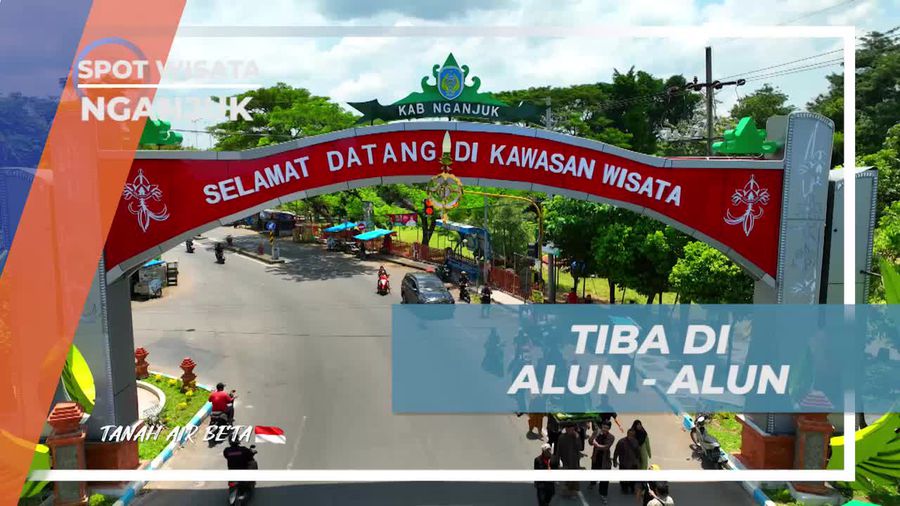 Menyambut Kedatangan di Alun-Alun Kota Nganjuk  