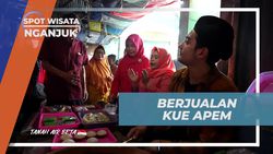 Menjual Kue Apem di Pasar Berbek Nganjuk  