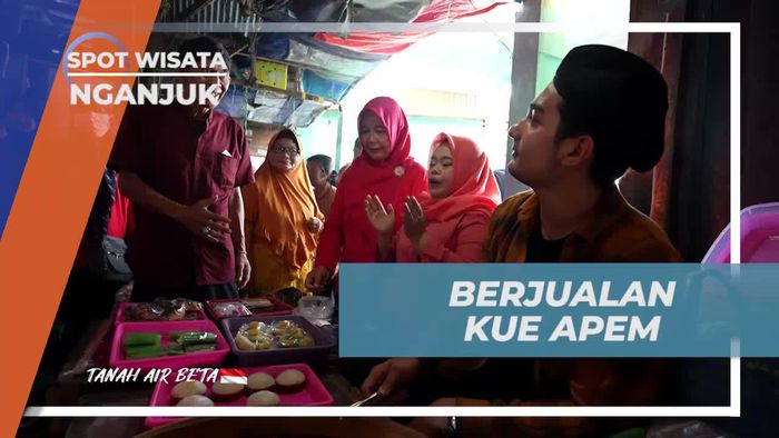 Menjual Kue Apem di Pasar Berbek Nganjuk  