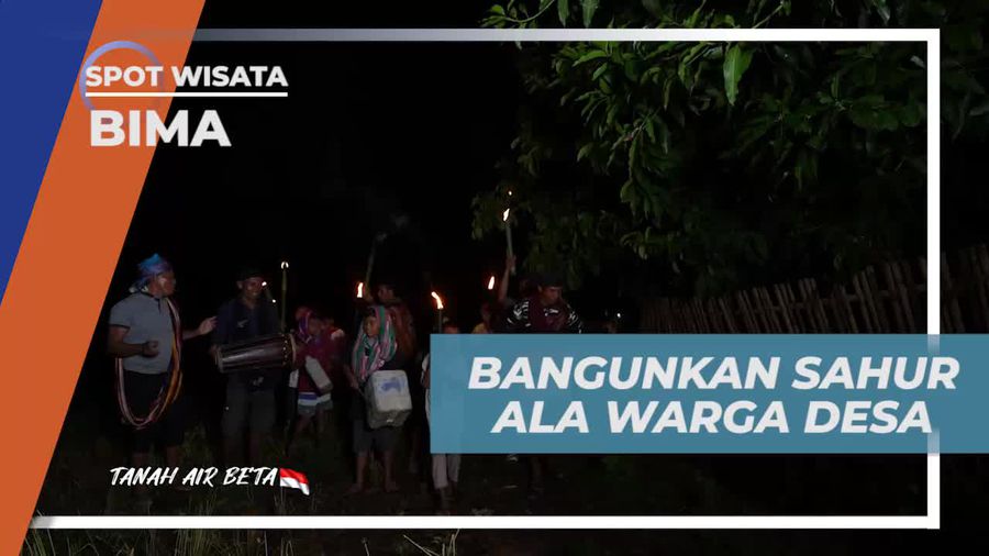 Membantu Bangun Sahur dan Berkeliling dengan Obor di Desa Monggo, Bima  