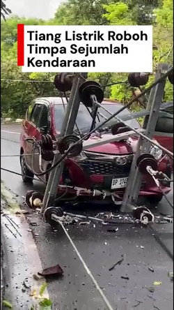 Video: 7 Tiang Listrik Roboh gegara Pohon Tumbang Timpa 4 Kendaraan di Makassar