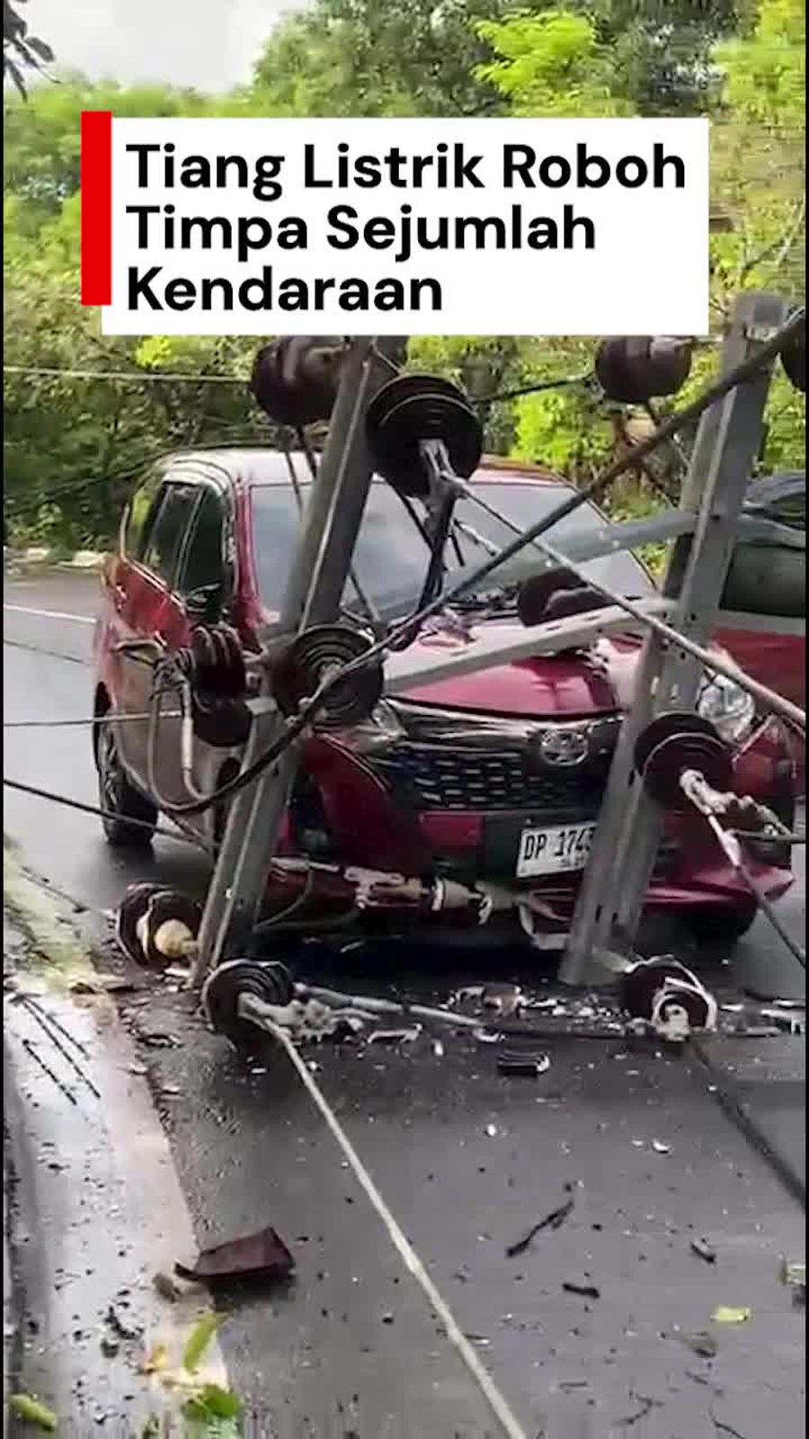 Video: 7 Tiang Listrik Roboh gegara Pohon Tumbang Timpa 4 Kendaraan di Makassar