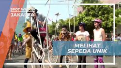 Melihat Sepeda Unik Tinggi Dua Meter di Jakarta  