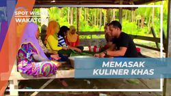 Memasak Kuliner Khas Wakatobi dari Singkong dan Gula Merah  