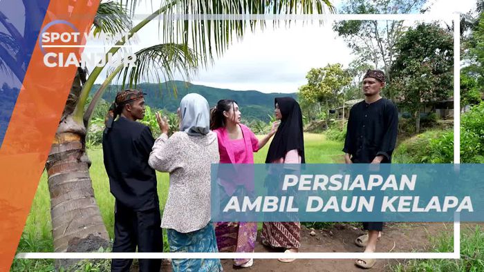 Mengikuti Warga Mengambil Daun Kelapa untuk Membuat Ketupat di Cianjur  