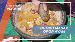 Menyiapkan Bumbu Opor Ayam Sambil Menunggu Ketupat Matang di Cianjur  