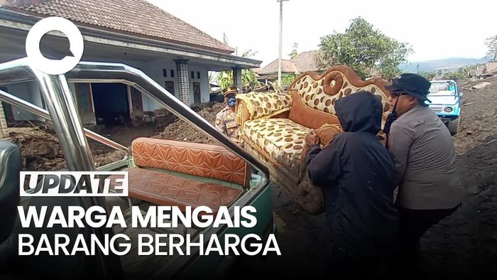 Video: Warga Terdampak Erupsi Semeru Mengais Barang Berharga dari Rumah