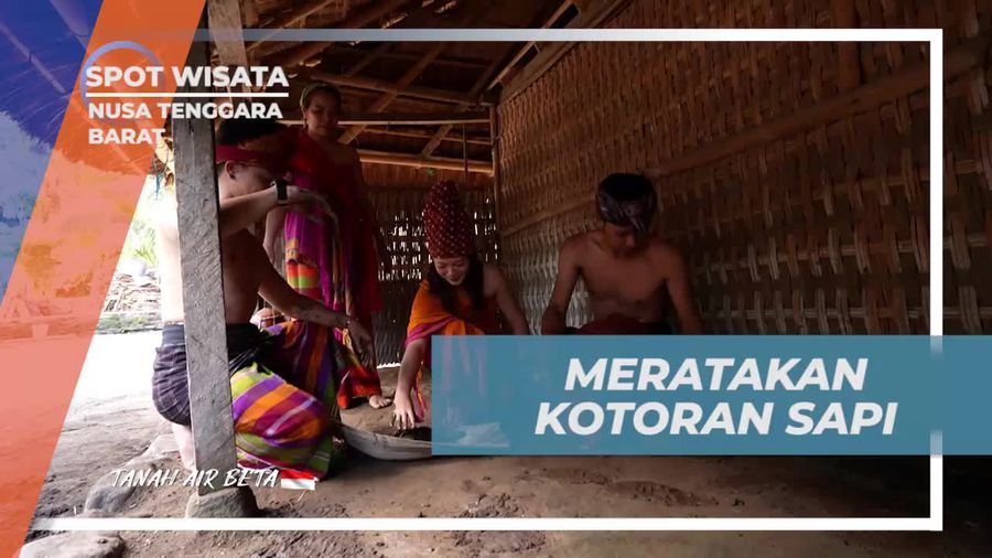 Bantu Warga Meratakan Kotoran Sapi untuk Pondasi di Desa Senaru, Nusa Tenggara Barat  