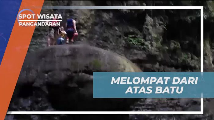 Tantang Diri Melompat dari Batu Tinggi di Pangandaran