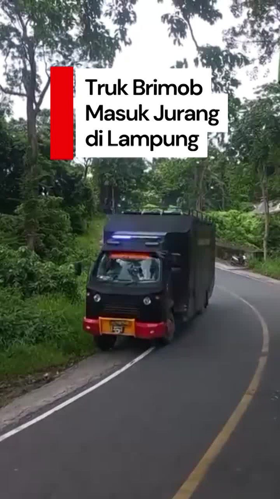 Video: Detik-detik Truk Brimob Rem Blong dan Masuk Jurang di Lampung