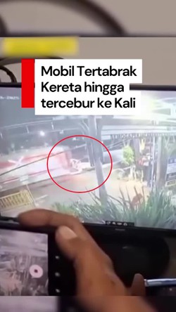 Video: Kondisi Mobil Tertabrak KA hingga Terjun ke Kali di Cengkareng