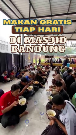 Video: Masjid di Bandung Ini Bagikan Ratusan Porsi Makan Gratis Tiap Hari