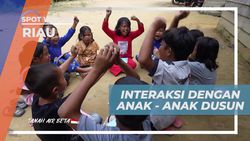 Berinteraksi dan Bermain Bersama Anak-Anak di Dusun Tualang, Riau  