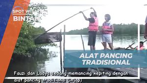 Menggunakan Alat Pancing Tradisional Nelayan di Hutan Mangrove Bintan  
