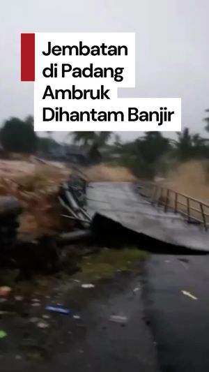 Video: Detik-detik Jembatan Gunung Nago di Padang Ambruk Dihantam Banjir
