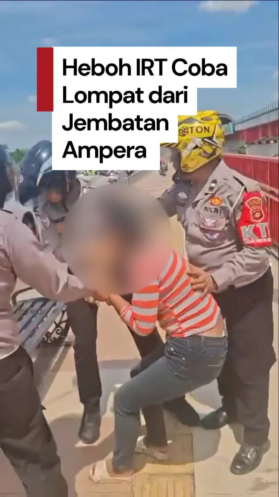 Video: Polisi Selamatkan Wanita Coba Lompat dari Jembatan Ampera Palembang