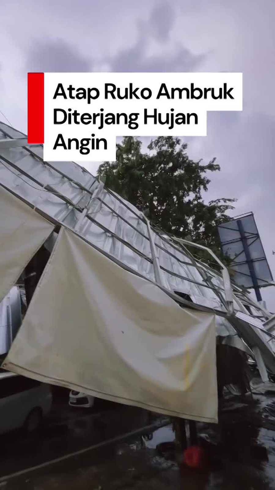 Video: Atap Ruko di Bogor Ambruk Usai Diterjang Hujan dan Angin Kencang