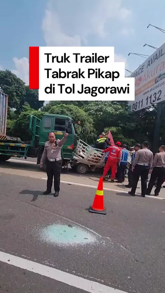 Video: Truk Trailer Tabrak Pikap di Tol Jagorawi, 1 Orang Luka Berat
