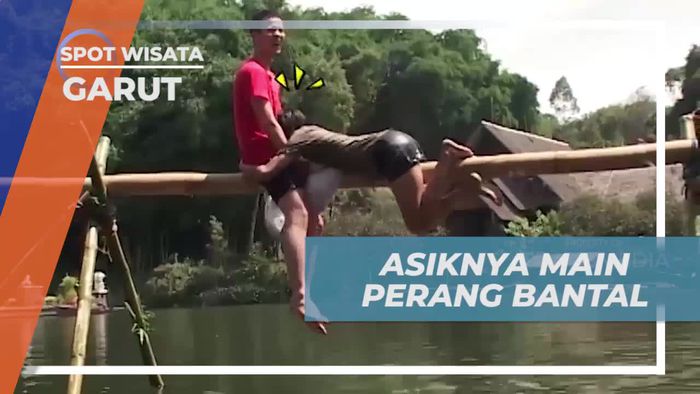 Bermain Perang Bantal Seru di Atas Air di Kampung Sampireun, Garut  