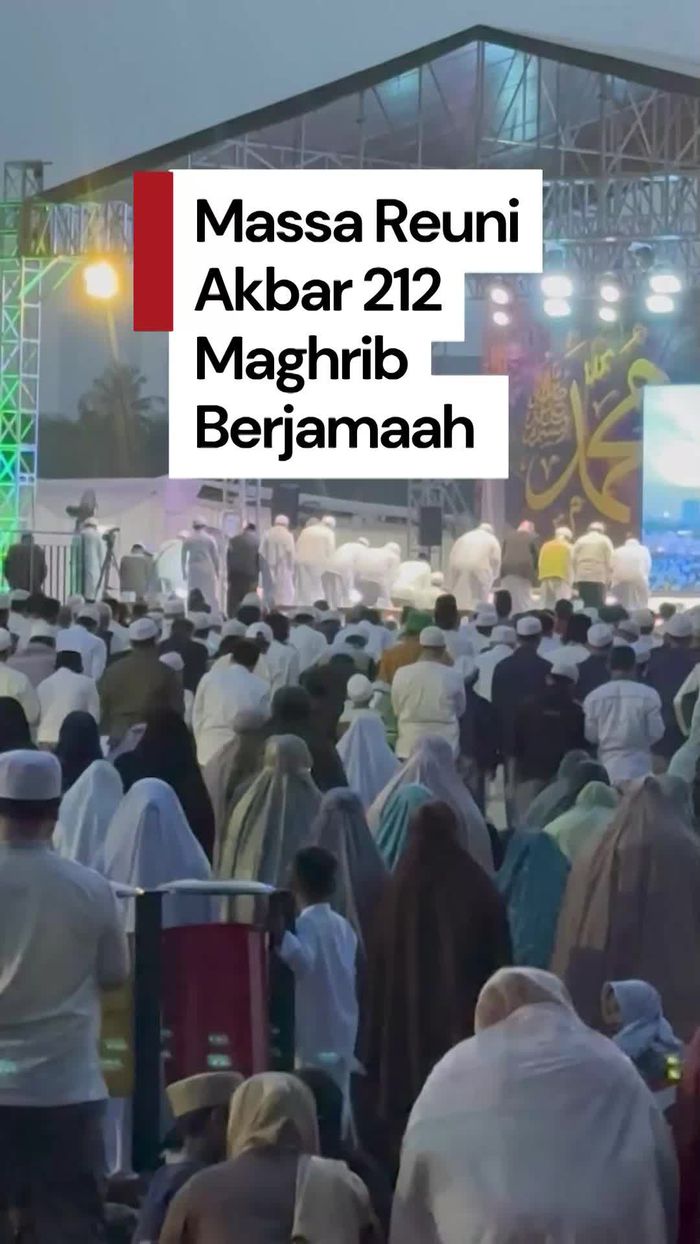Video: Momen Massa Reuni 212 Gelar Salat Maghrib Berjamaah