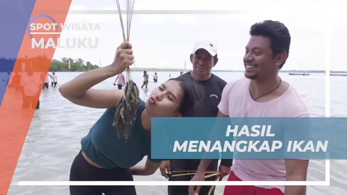 Menangkap Ikan Saat Festival Meti Kei di Maluku  